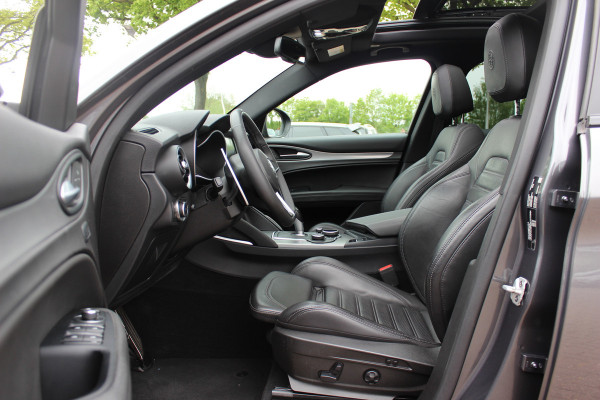 Alfa Romeo Stelvio 2.0 T AWD Super / Panoramadak / Camera / Leder / 19'' / CarPlay / Navigatie / Stoel+Stuurverwarming / DAB / Dodehoek / Cruise Control