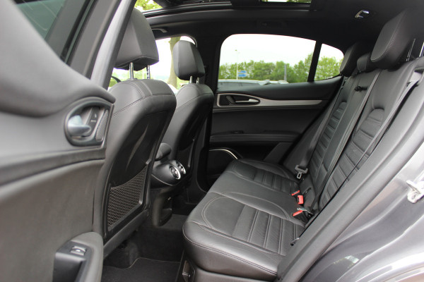 Alfa Romeo Stelvio 2.0 T AWD Super / Panoramadak / Camera / Leder / 19'' / CarPlay / Navigatie / Stoel+Stuurverwarming / DAB / Dodehoek / Cruise Control
