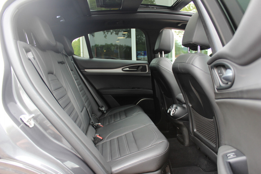 Alfa Romeo Stelvio 2.0 T AWD Super / Panoramadak / Camera / Leder / 19'' / CarPlay / Navigatie / Stoel+Stuurverwarming / DAB / Dodehoek / Cruise Control