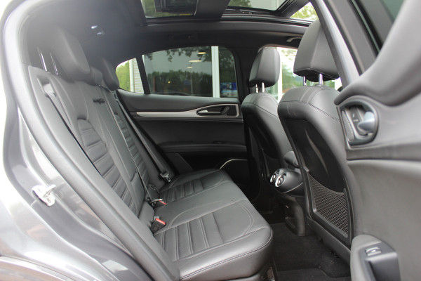 Alfa Romeo Stelvio 2.0 T AWD Super / Panoramadak / Camera / Leder / 19'' / CarPlay / Navigatie / Stoel+Stuurverwarming / DAB / Dodehoek / Cruise Control