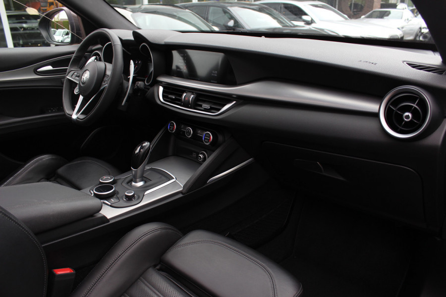 Alfa Romeo Stelvio 2.0 T AWD Super / Panoramadak / Camera / Leder / 19'' / CarPlay / Navigatie / Stoel+Stuurverwarming / DAB / Dodehoek / Cruise Control