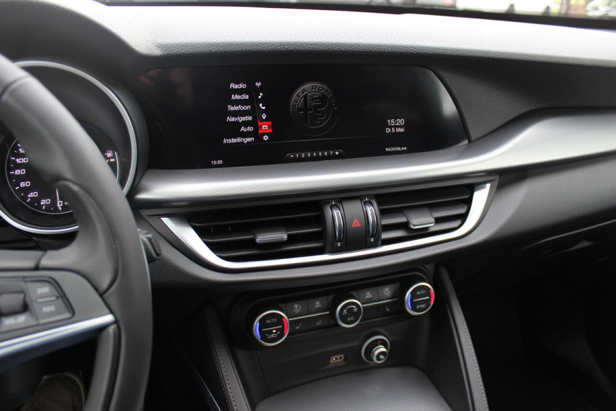 Alfa Romeo Stelvio 2.0 T AWD Super / Panoramadak / Camera / Leder / 19'' / CarPlay / Navigatie / Stoel+Stuurverwarming / DAB / Dodehoek / Cruise Control