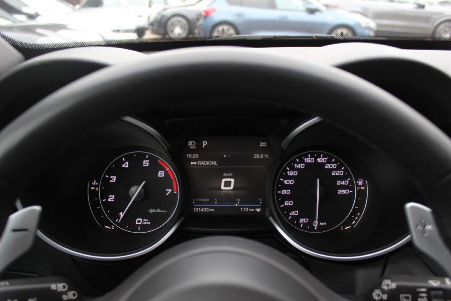 Alfa Romeo Stelvio 2.0 T AWD Super / Panoramadak / Camera / Leder / 19'' / CarPlay / Navigatie / Stoel+Stuurverwarming / DAB / Dodehoek / Cruise Control