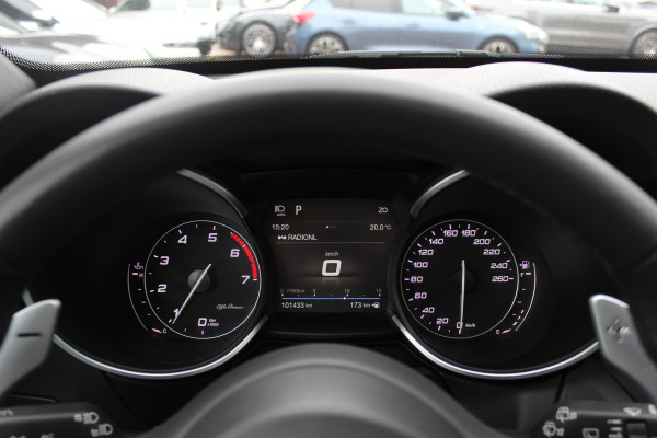 Alfa Romeo Stelvio 2.0 T AWD Super / Panoramadak / Camera / Leder / 19'' / CarPlay / Navigatie / Stoel+Stuurverwarming / DAB / Dodehoek / Cruise Control
