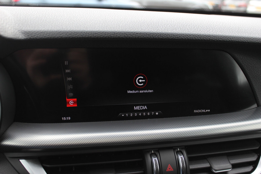 Alfa Romeo Stelvio 2.0 T AWD Super / Panoramadak / Camera / Leder / 19'' / CarPlay / Navigatie / Stoel+Stuurverwarming / DAB / Dodehoek / Cruise Control