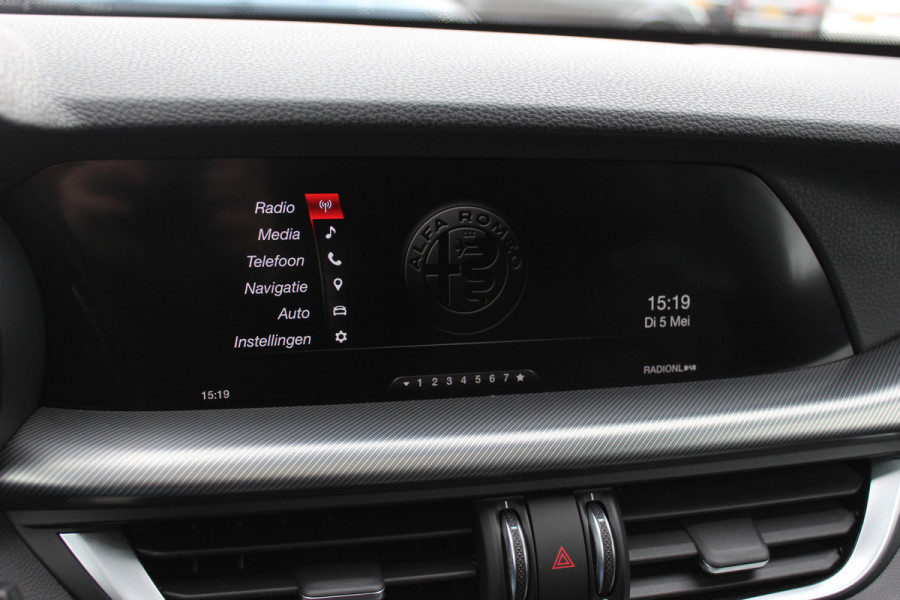 Alfa Romeo Stelvio 2.0 T AWD Super / Panoramadak / Camera / Leder / 19'' / CarPlay / Navigatie / Stoel+Stuurverwarming / DAB / Dodehoek / Cruise Control