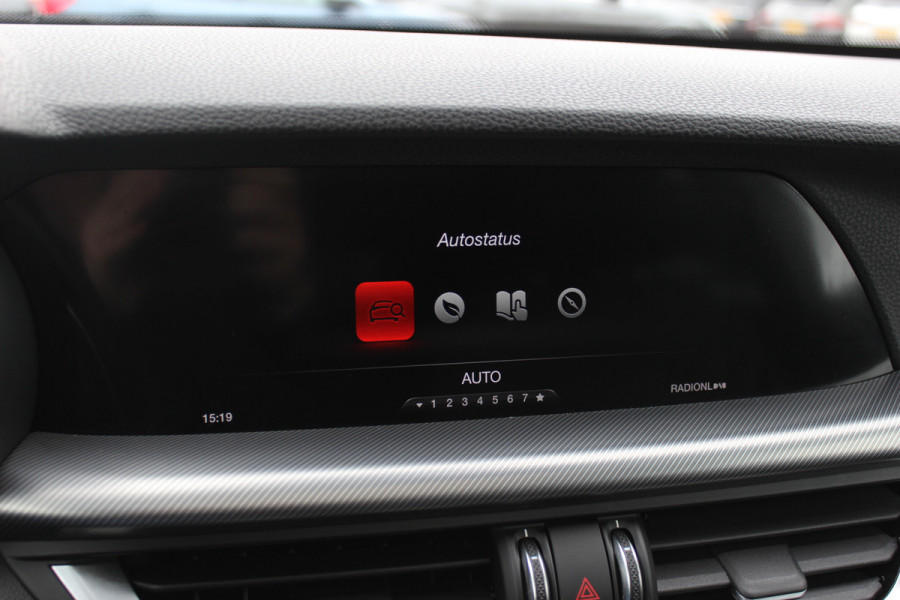 Alfa Romeo Stelvio 2.0 T AWD Super / Panoramadak / Camera / Leder / 19'' / CarPlay / Navigatie / Stoel+Stuurverwarming / DAB / Dodehoek / Cruise Control