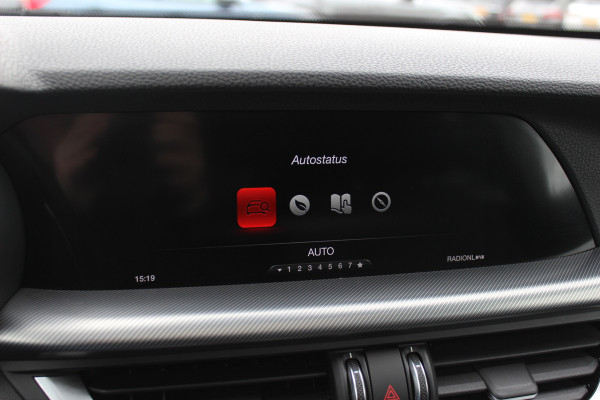 Alfa Romeo Stelvio 2.0 T AWD Super / Panoramadak / Camera / Leder / 19'' / CarPlay / Navigatie / Stoel+Stuurverwarming / DAB / Dodehoek / Cruise Control