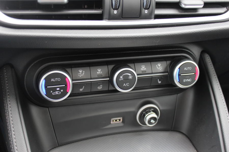 Alfa Romeo Stelvio 2.0 T AWD Super / Panoramadak / Camera / Leder / 19'' / CarPlay / Navigatie / Stoel+Stuurverwarming / DAB / Dodehoek / Cruise Control
