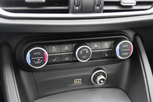 Alfa Romeo Stelvio 2.0 T AWD Super / Panoramadak / Camera / Leder / 19'' / CarPlay / Navigatie / Stoel+Stuurverwarming / DAB / Dodehoek / Cruise Control