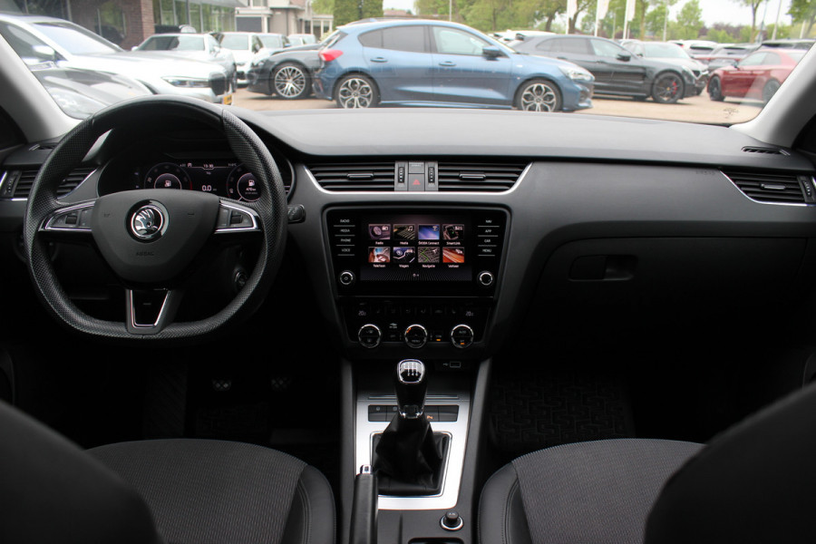 Škoda Octavia Combi 1.0 TSI Greentech Business Edition / Trekhaak / Virtual Cockpit / CarPlay / Parkeerhulp V+A / 16'' / Stoelverwarming / DAB / Cruise Control / Elektr. achterklep