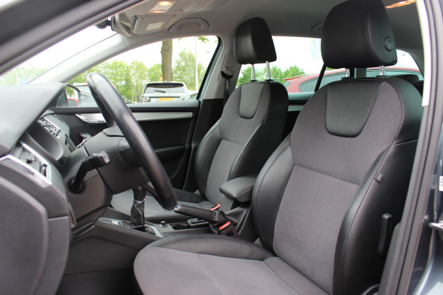Škoda Octavia Combi 1.0 TSI Greentech Business Edition / Trekhaak / Virtual Cockpit / CarPlay / Parkeerhulp V+A / 16'' / Stoelverwarming / DAB / Cruise Control / Elektr. achterklep