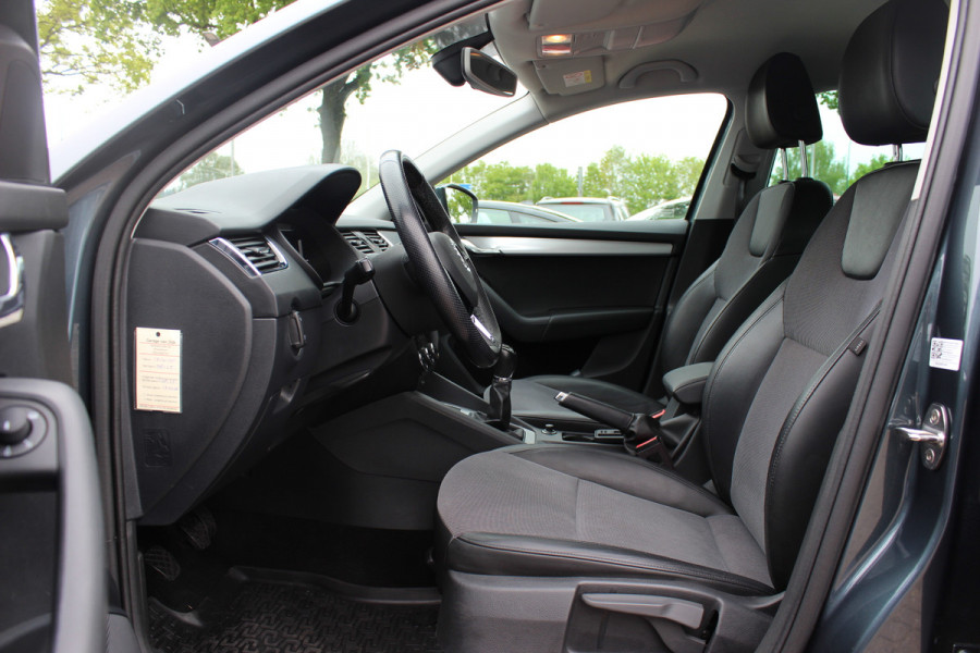 Škoda Octavia Combi 1.0 TSI Greentech Business Edition / Trekhaak / Virtual Cockpit / CarPlay / Parkeerhulp V+A / 16'' / Stoelverwarming / DAB / Cruise Control / Elektr. achterklep