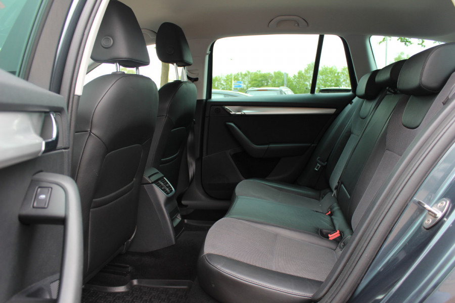Škoda Octavia Combi 1.0 TSI Greentech Business Edition / Trekhaak / Virtual Cockpit / CarPlay / Parkeerhulp V+A / 16'' / Stoelverwarming / DAB / Cruise Control / Elektr. achterklep