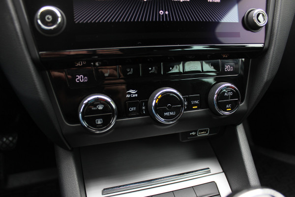 Škoda Octavia Combi 1.0 TSI Greentech Business Edition / Trekhaak / Virtual Cockpit / CarPlay / Parkeerhulp V+A / 16'' / Stoelverwarming / DAB / Cruise Control / Elektr. achterklep