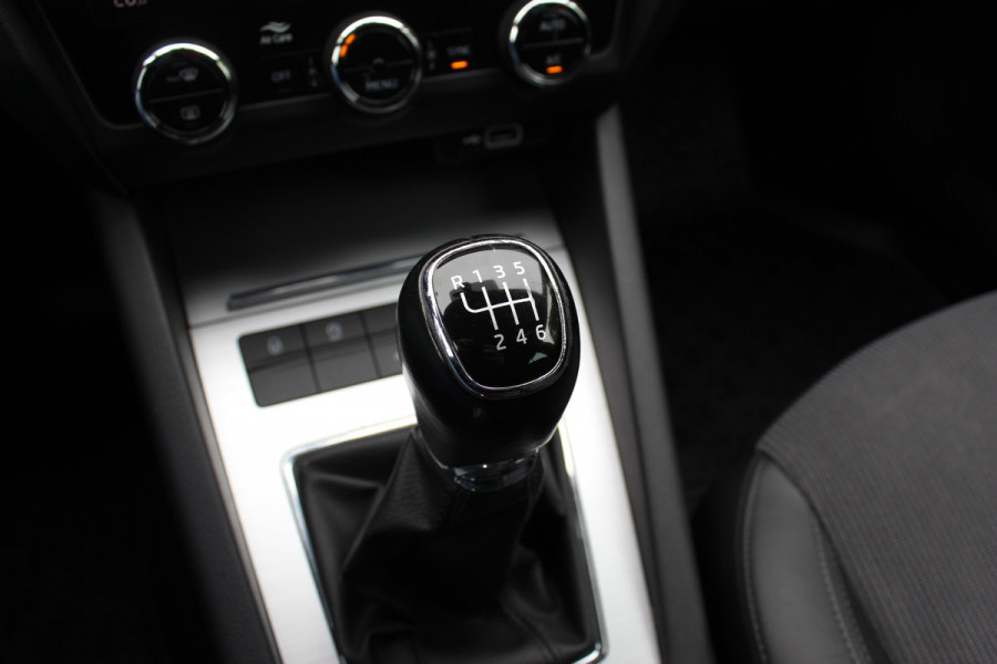 Škoda Octavia Combi 1.0 TSI Greentech Business Edition / Trekhaak / Virtual Cockpit / CarPlay / Parkeerhulp V+A / 16'' / Stoelverwarming / DAB / Cruise Control / Elektr. achterklep