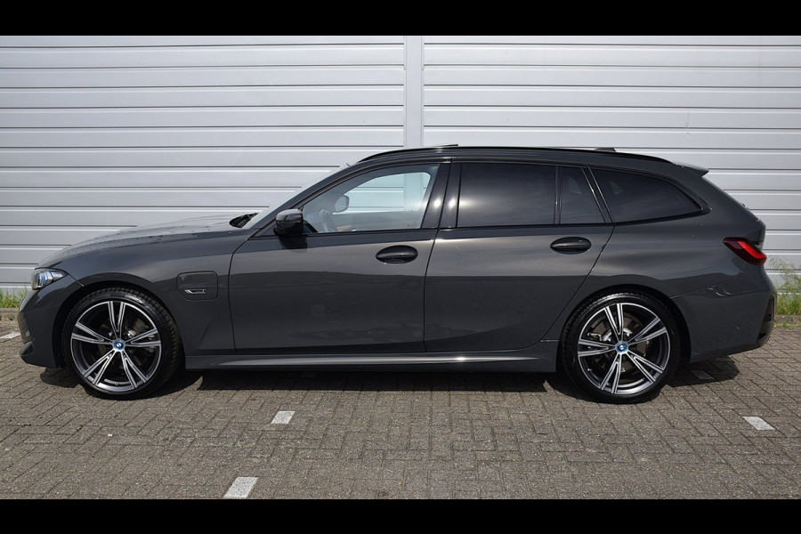 BMW 3 Serie Touring 330e*M-Pakket*Dak*Trekhaak*140Dkm*Keyless*2023*Dravit Grau*INDIVIDUAL*