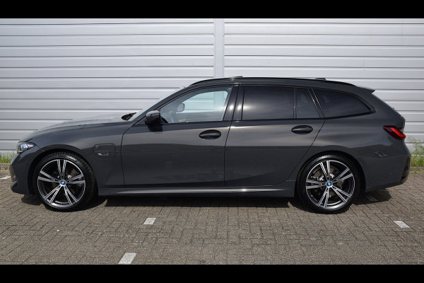 BMW 3 Serie Touring 330e*M-Pakket*Dak*Trekhaak*140Dkm*Keyless*2023*Dravit Grau*INDIVIDUAL*