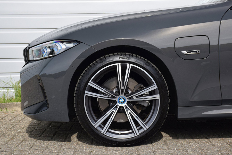 BMW 3 Serie Touring 330e*M-Pakket*Dak*Trekhaak*140Dkm*Keyless*2023*Dravit Grau*INDIVIDUAL*