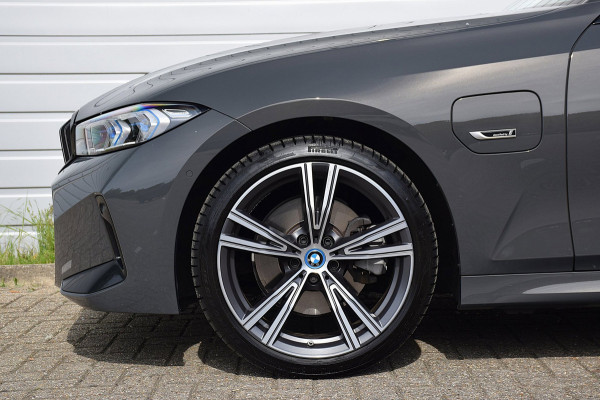 BMW 3 Serie Touring 330e*M-Pakket*Dak*Trekhaak*140Dkm*Keyless*2023*Dravit Grau*INDIVIDUAL*
