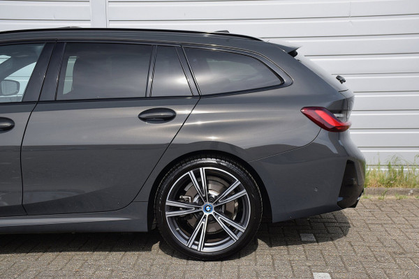 BMW 3 Serie Touring 330e*M-Pakket*Dak*Trekhaak*140Dkm*Keyless*2023*Dravit Grau*INDIVIDUAL*