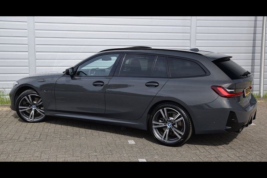 BMW 3 Serie Touring 330e*M-Pakket*Dak*Trekhaak*140Dkm*Keyless*2023*Dravit Grau*INDIVIDUAL*