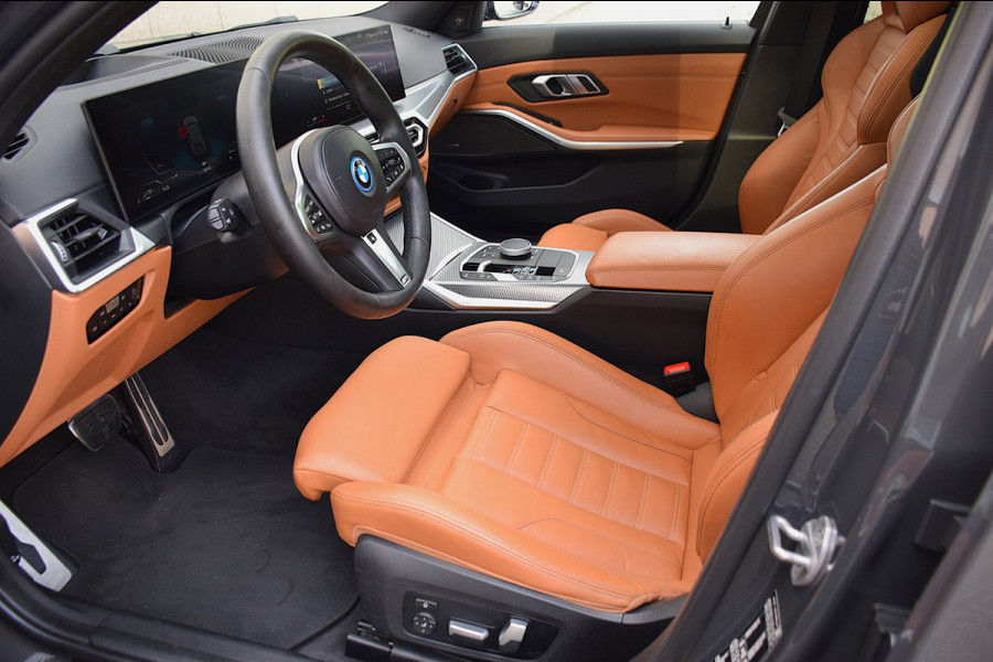 BMW 3 Serie Touring 330e*M-Pakket*Dak*Trekhaak*140Dkm*Keyless*2023*Dravit Grau*INDIVIDUAL*