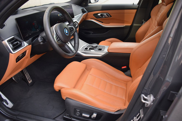 BMW 3 Serie Touring 330e*M-Pakket*Dak*Trekhaak*140Dkm*Keyless*2023*Dravit Grau*INDIVIDUAL*