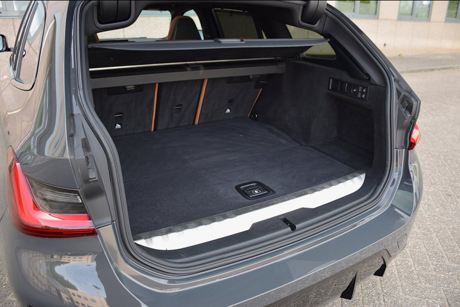 BMW 3 Serie Touring 330e*M-Pakket*Dak*Trekhaak*140Dkm*Keyless*2023*Dravit Grau*INDIVIDUAL*