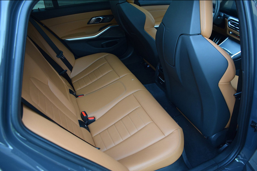 BMW 3 Serie Touring 330e*M-Pakket*Dak*Trekhaak*140Dkm*Keyless*2023*Dravit Grau*INDIVIDUAL*