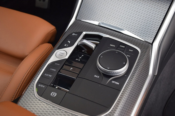 BMW 3 Serie Touring 330e*M-Pakket*Dak*Trekhaak*140Dkm*Keyless*2023*Dravit Grau*INDIVIDUAL*
