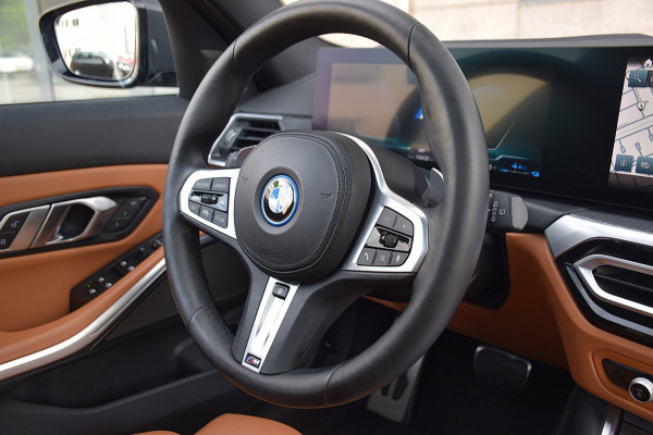 BMW 3 Serie Touring 330e*M-Pakket*Dak*Trekhaak*140Dkm*Keyless*2023*Dravit Grau*INDIVIDUAL*