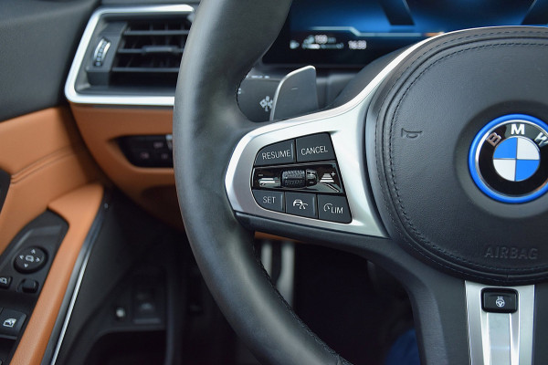 BMW 3 Serie Touring 330e*M-Pakket*Dak*Trekhaak*140Dkm*Keyless*2023*Dravit Grau*INDIVIDUAL*