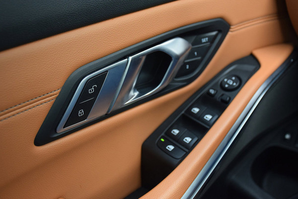 BMW 3 Serie Touring 330e*M-Pakket*Dak*Trekhaak*140Dkm*Keyless*2023*Dravit Grau*INDIVIDUAL*