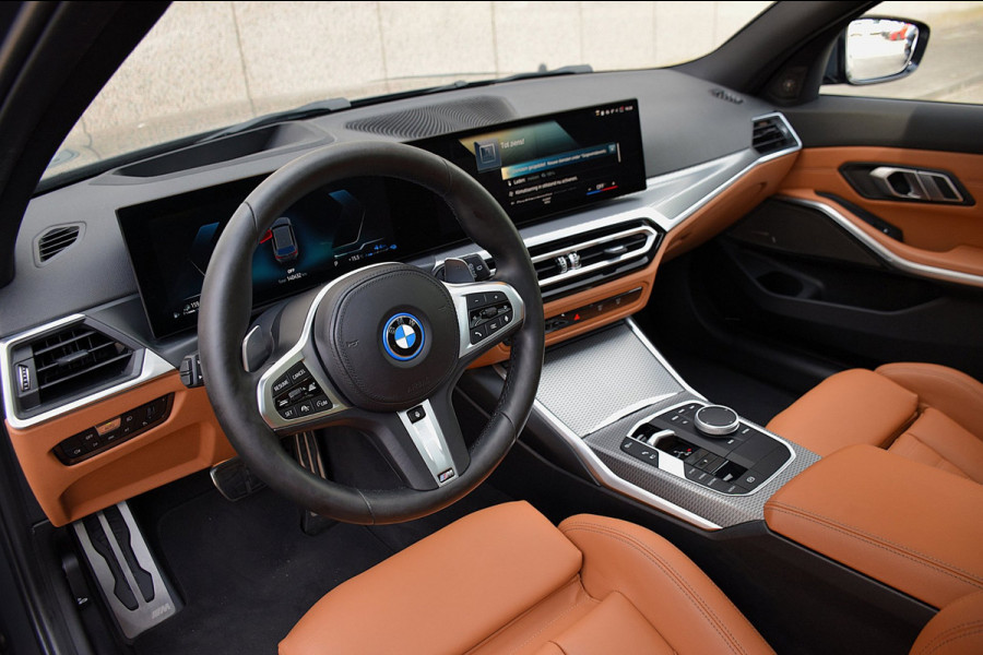 BMW 3 Serie Touring 330e*M-Pakket*Dak*Trekhaak*140Dkm*Keyless*2023*Dravit Grau*INDIVIDUAL*