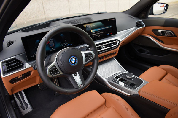BMW 3 Serie Touring 330e*M-Pakket*Dak*Trekhaak*140Dkm*Keyless*2023*Dravit Grau*INDIVIDUAL*