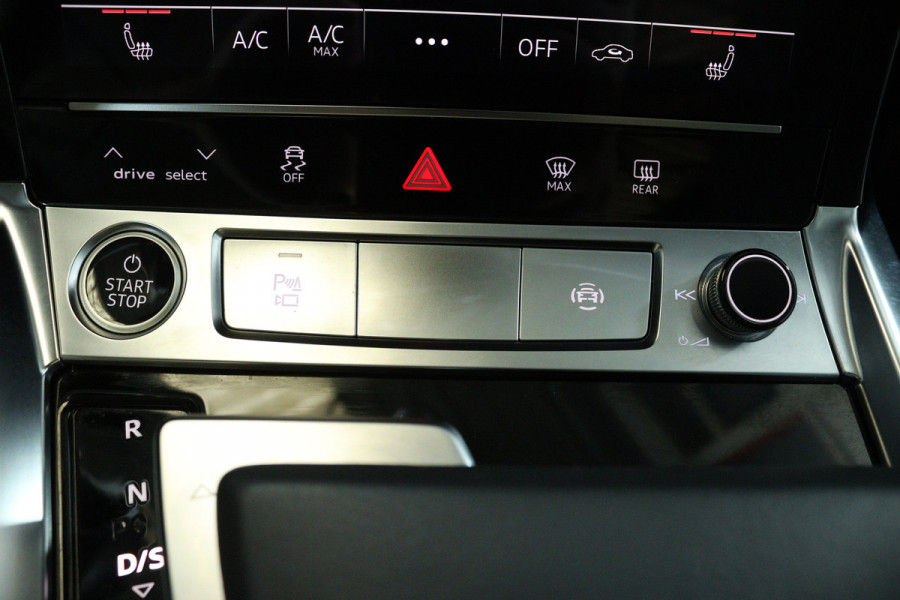 Audi e-tron 50 quattro Business edition Plus 71 kWh (PANORAMADAK, STOELVERWARMING, CAMERA, ELEKTR STOELEN, NAVIGATIE)