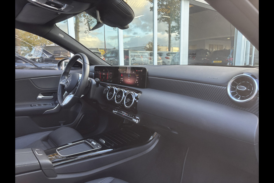 Mercedes-Benz A-Klasse 180 Business Line | Automaat | Pano | Parkeer Camera | Stoelverwarming