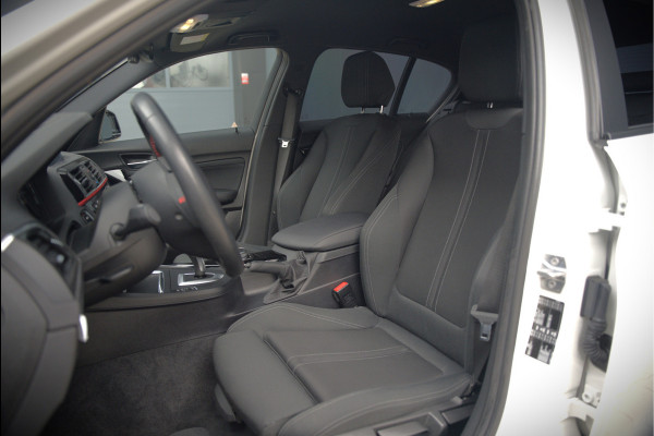 BMW 1-serie 118i Sport Line Edition | Stoelverwarming | Cruise Control | Parkeersensoren | Navigatie | Groot Scherm | Digitale Tellers | Automaat | Keyless | Trekhaak | LED