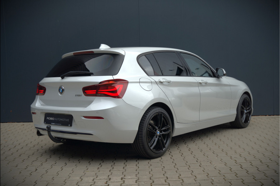BMW 1-serie 118i Sport Line Edition | Stoelverwarming | Cruise Control | Parkeersensoren | Navigatie | Groot Scherm | Digitale Tellers | Automaat | Keyless | Trekhaak | LED