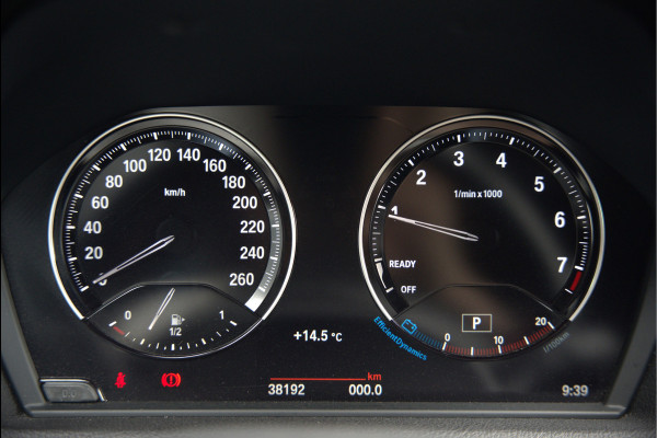 BMW 1-serie 118i Sport Line Edition | Stoelverwarming | Cruise Control | Parkeersensoren | Navigatie | Groot Scherm | Digitale Tellers | Automaat | Keyless | Trekhaak | LED