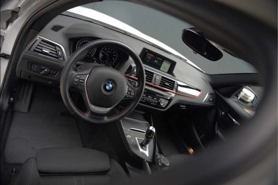 BMW 1-serie 118i Sport Line Edition | Stoelverwarming | Cruise Control | Parkeersensoren | Navigatie | Groot Scherm | Digitale Tellers | Automaat | Keyless | Trekhaak | LED