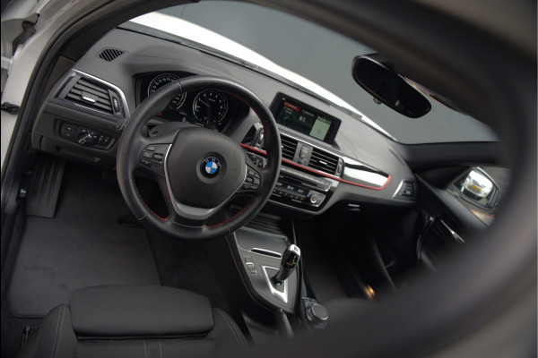 BMW 1-serie 118i Sport Line Edition | Stoelverwarming | Cruise Control | Parkeersensoren | Navigatie | Groot Scherm | Digitale Tellers | Automaat | Keyless | Trekhaak | LED