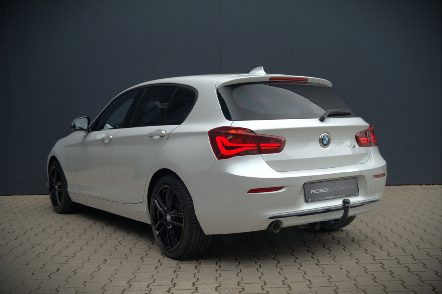 BMW 1-serie 118i Sport Line Edition | Stoelverwarming | Cruise Control | Parkeersensoren | Navigatie | Groot Scherm | Digitale Tellers | Automaat | Keyless | Trekhaak | LED