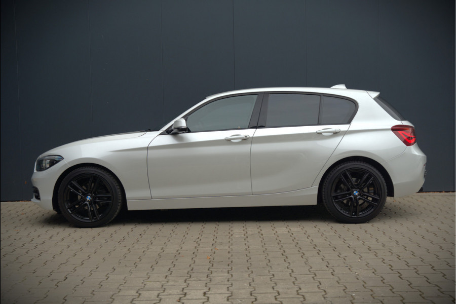 BMW 1-serie 118i Sport Line Edition | Stoelverwarming | Cruise Control | Parkeersensoren | Navigatie | Groot Scherm | Digitale Tellers | Automaat | Keyless | Trekhaak | LED