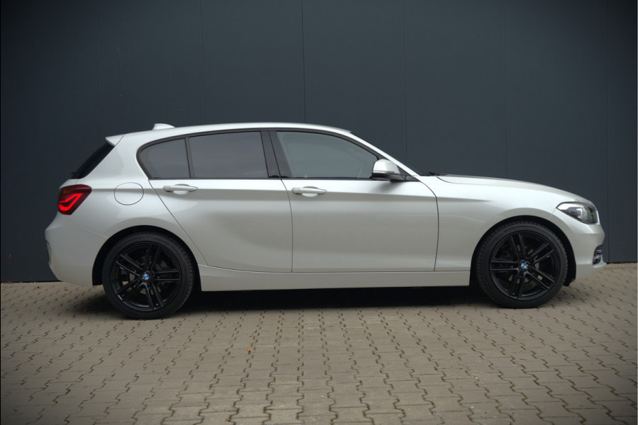 BMW 1-serie 118i Sport Line Edition | Stoelverwarming | Cruise Control | Parkeersensoren | Navigatie | Groot Scherm | Digitale Tellers | Automaat | Keyless | Trekhaak | LED