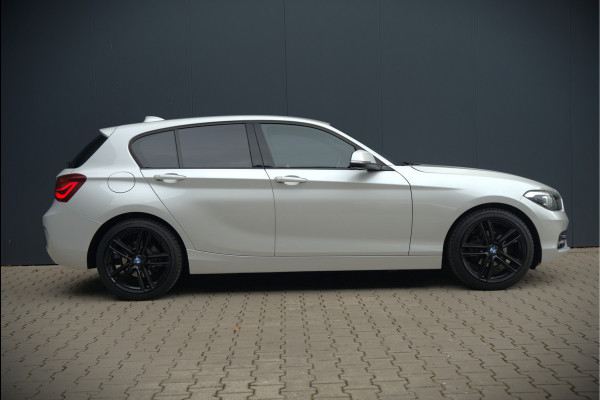 BMW 1-serie 118i Sport Line Edition | Stoelverwarming | Cruise Control | Parkeersensoren | Navigatie | Groot Scherm | Digitale Tellers | Automaat | Keyless | Trekhaak | LED