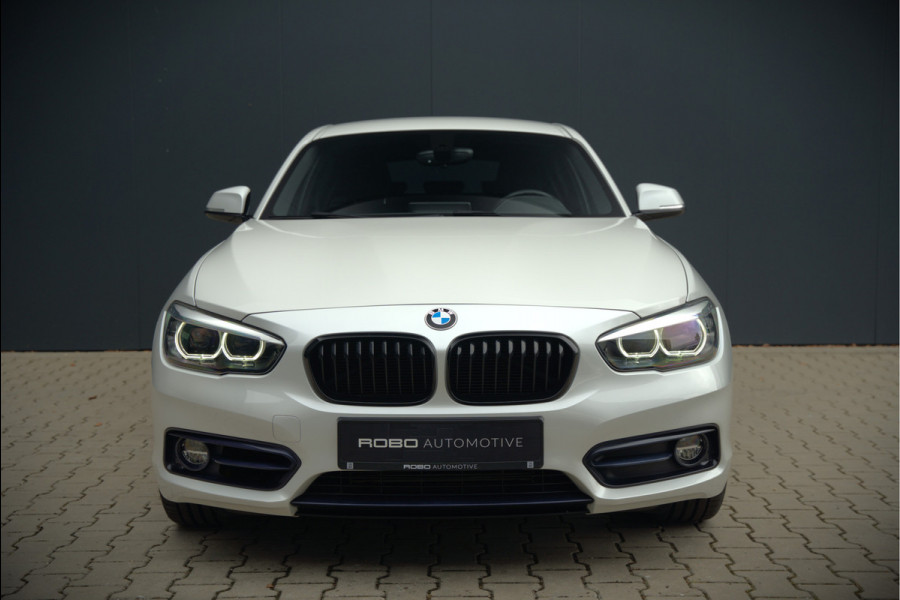 BMW 1-serie 118i Sport Line Edition | Stoelverwarming | Cruise Control | Parkeersensoren | Navigatie | Groot Scherm | Digitale Tellers | Automaat | Keyless | Trekhaak | LED