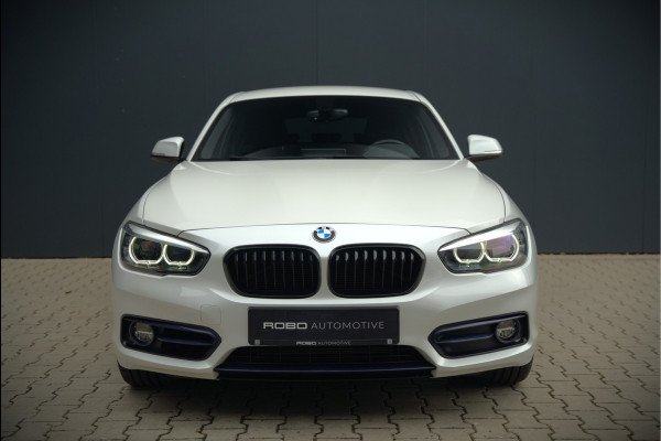 BMW 1-serie 118i Sport Line Edition | Stoelverwarming | Cruise Control | Parkeersensoren | Navigatie | Groot Scherm | Digitale Tellers | Automaat | Keyless | Trekhaak | LED