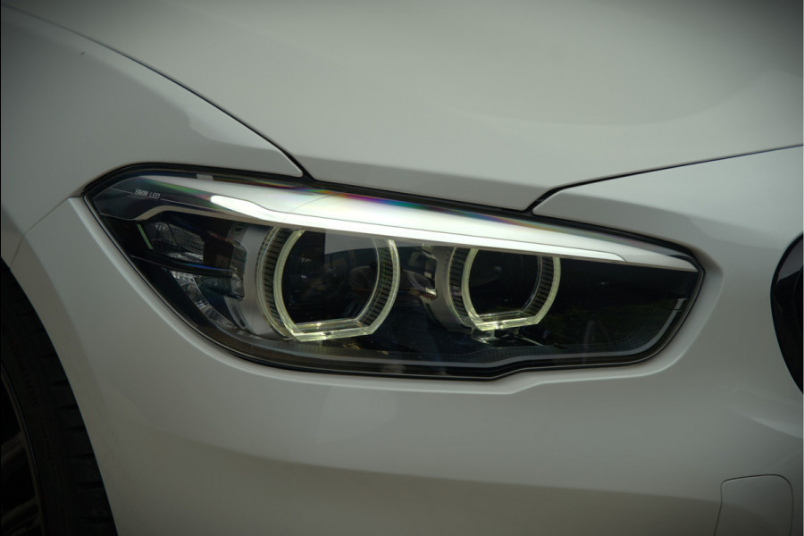 BMW 1-serie 118i Sport Line Edition | Stoelverwarming | Cruise Control | Parkeersensoren | Navigatie | Groot Scherm | Digitale Tellers | Automaat | Keyless | Trekhaak | LED